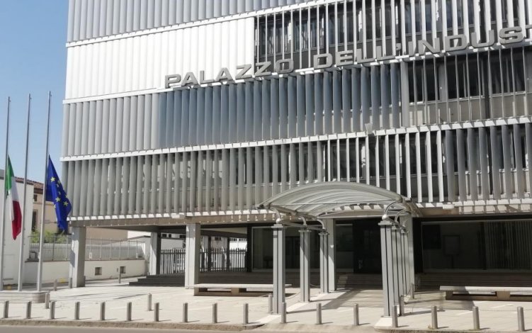 BandiereAMezzAstaPalazzoDellIndustriaPrato