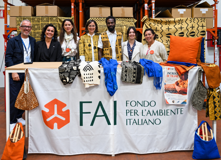 Stand FAI tra tessuti e culture